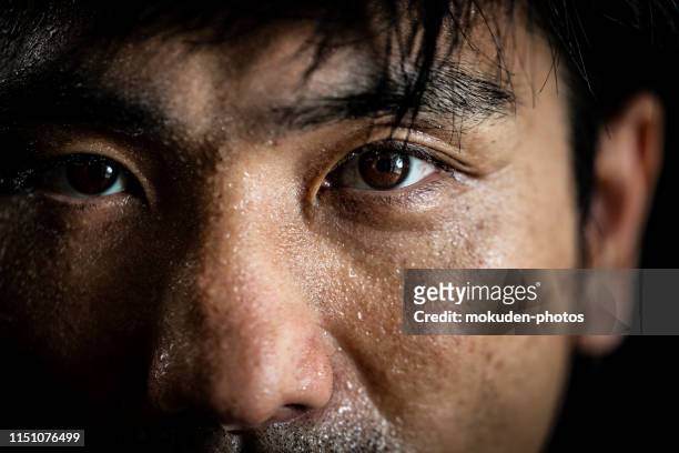 porträt eines mannes, der sporttraining macht - sweating stock-fotos und bilder