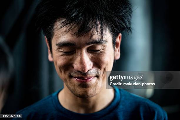 portret van een man doet sporttraining - met de ogen dicht stockfoto's en -beelden