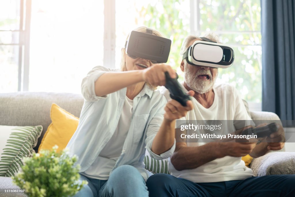 The elderly are happy to play video games that wear virtual glasses in the apartment.