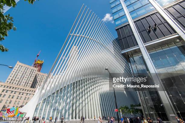 mensen lopen naast het oculus gebouw in manhattan, new york, usa. - santiago calatrava stockfoto's en -beelden