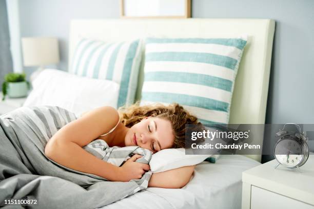 investera i en god natts sömn - woman bedroom sleeping bildbanksfoton och bilder