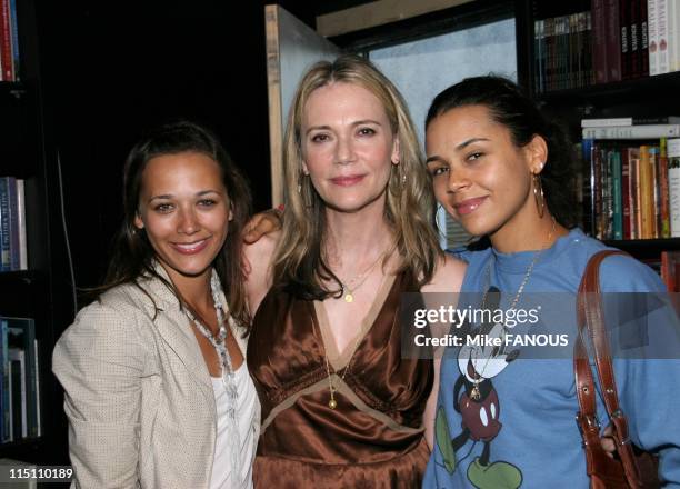 Peggy Lipton book signing in Hollywood, United States on August 17, 2005 - Peggy Lipton and daughters Rashida Jones and Kidada Jones at Book Soup.