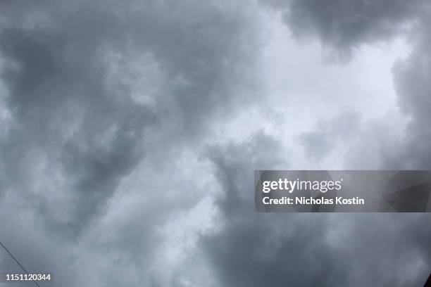 gray and white clouds - zoom effect - fotografias e filmes do acervo