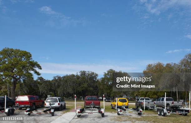 rows of vehicles with boat trailers - cars parked in a row stock pictures, royalty-free photos & images