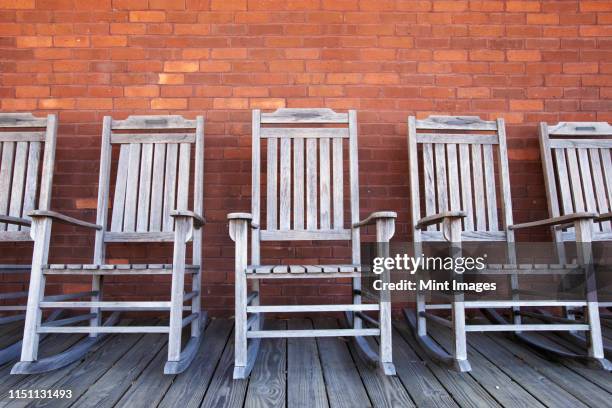 row of rocking chairs - cadeira de balanço - fotografias e filmes do acervo