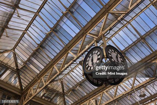 clock in waterloo station - gare de waterloo photos et images de collection