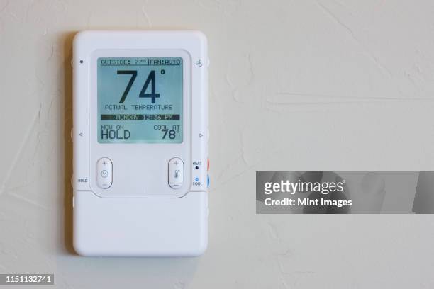 home thermostat and climate controller - thermostat fotografías e imágenes de stock