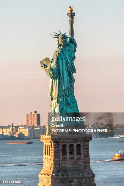 freiheitsstatue in upper bay, new york city, von einem hubschrauber aus gesehen - insel liberty island stock-fotos und bilder