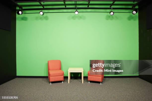 chairs and table in room - chroma key fotografías e imágenes de stock