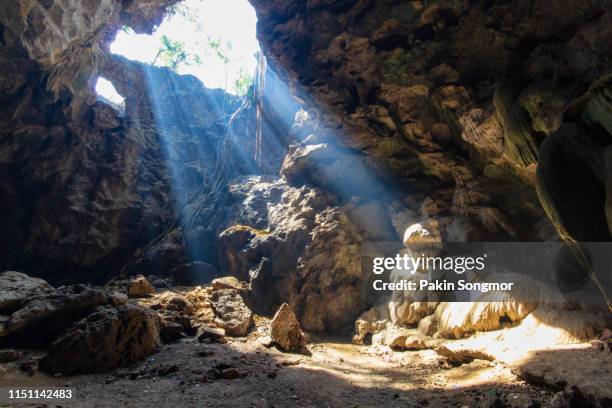 khao luang cave - spelunking stockfoto's en -beelden