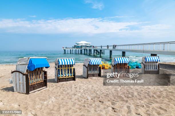 überdachte liegestühle und pier in timmendorfer strand - timmendorfer strand stock-fotos und bilder