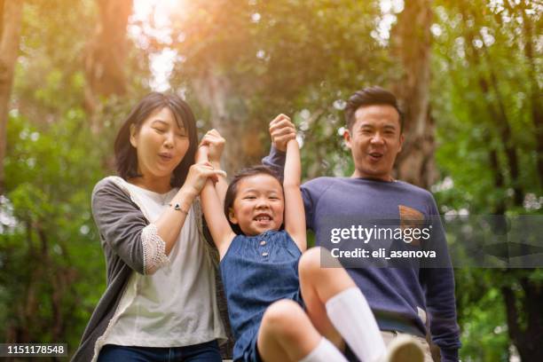 asiatische familie, die im sommer im freien spazieren geht, taipeh - chinese taipei stock-fotos und bilder