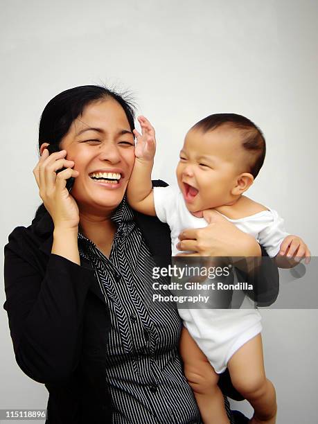 corporate mom and baby - philippines family 個照片及圖片檔