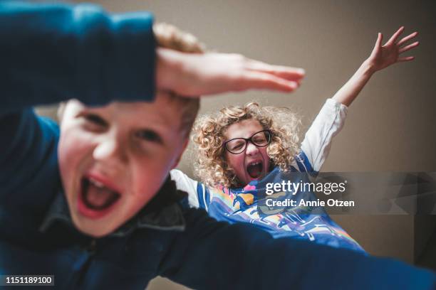 boy and girl yelling - gridare foto e immagini stock