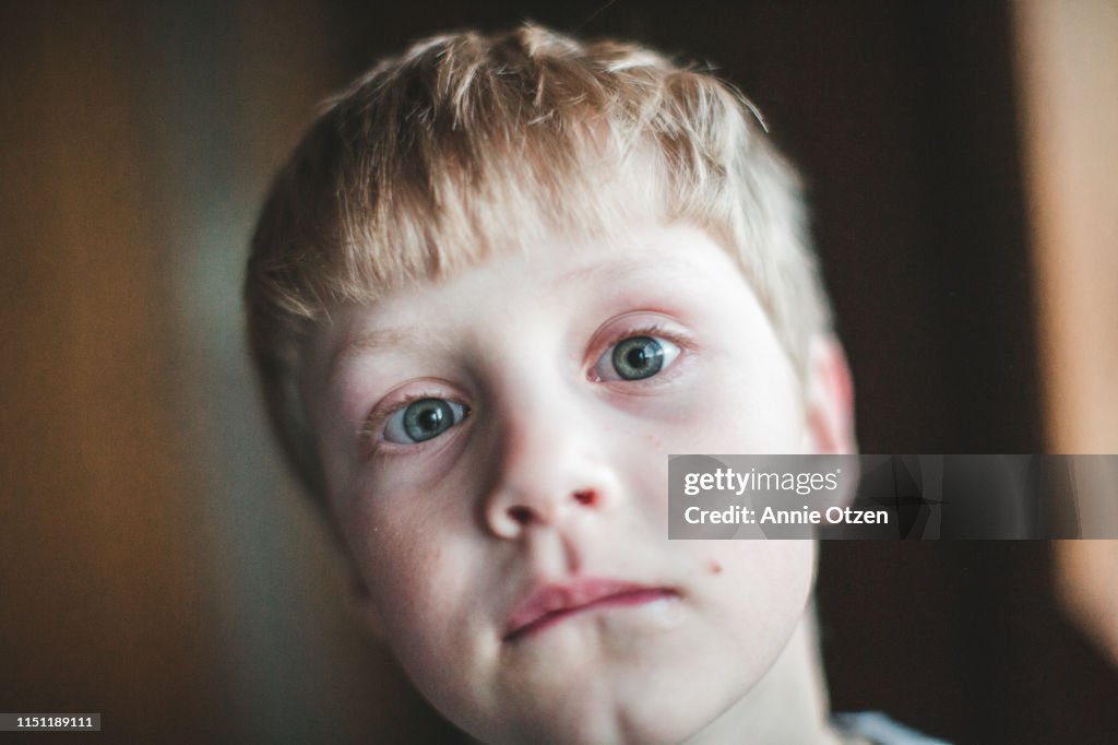 Serious Boy Looking Into The Camera Foto de stock Getty Images Serious Boy Looking Into The Camera Foto de stock Getty Images