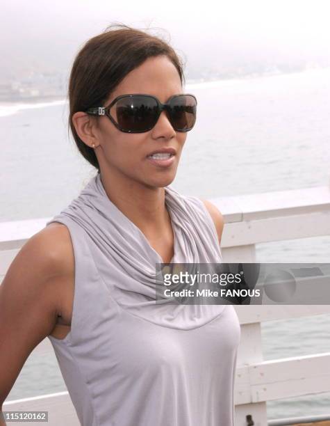 Day at the beach Paddle Out Protest at the Malibu Pier in Malibu, United States on october 22, 2006 - Halle Berry.