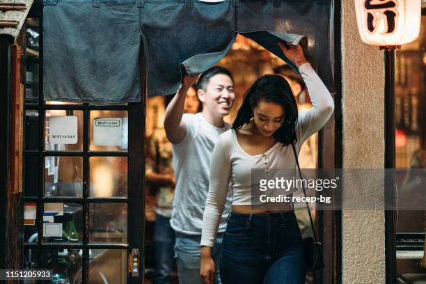 若いカップルはレストランを出る - 居酒屋 ストックフォトと画像