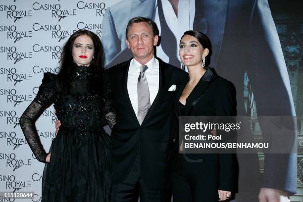 Casino Royal premiere in Paris, France on November 17, 2006 - Eva Green Daniel Craig Caterina Murino.