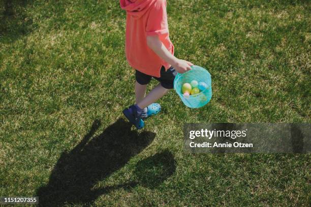 boy on an easter egg hunt - ostersonntag stock-fotos und bilder