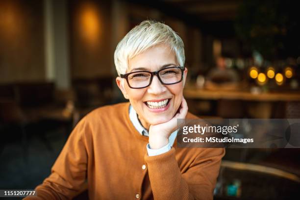 ritratto di donna anziana sorridente - capelli grigi foto e immagini stock