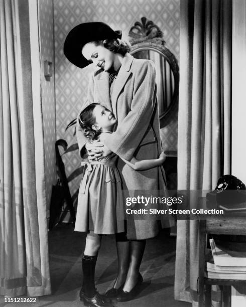Child actress Natalie Wood as Susan Walker and Maureen O'Hara as her mother Doris Walker in the film 'Miracle on 34th Street', 1947.