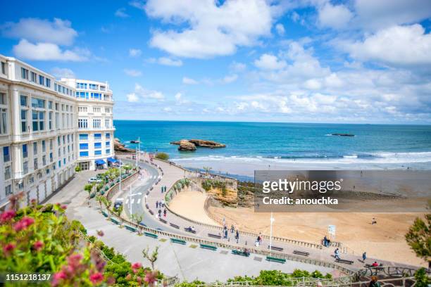 biarritz strand von oben, frankreich - biarritz stock-fotos und bilder