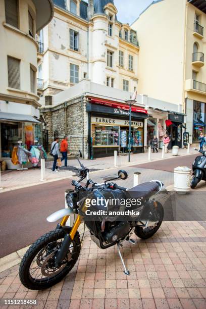 triumph motorcycle estacionado en el centro de biarritz, francia - triumph motorcycle fotografías e imágenes de stock