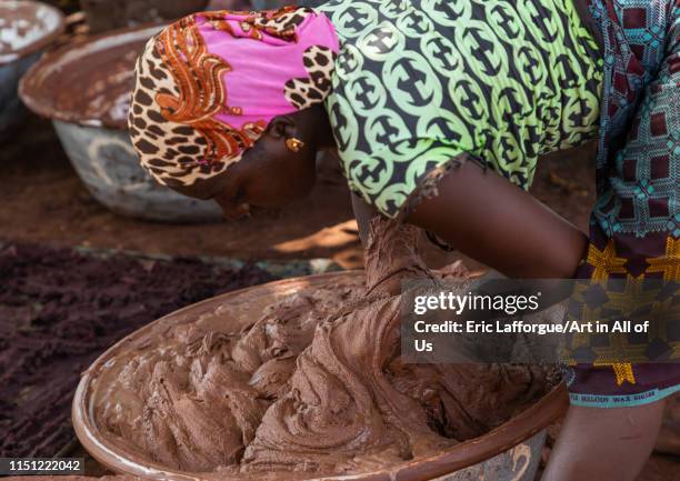 Senufo woman prepairing shea butter in a traditional karité factory, Savanes district, Tcheregnimin, Ivory Coast on May 2, 2019 in Tcheregnimin,...