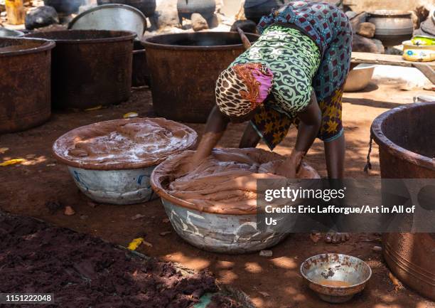 Senufo woman prepairing shea butter in a traditional karité factory, Savanes district, Tcheregnimin, Ivory Coast on May 2, 2019 in Tcheregnimin,...