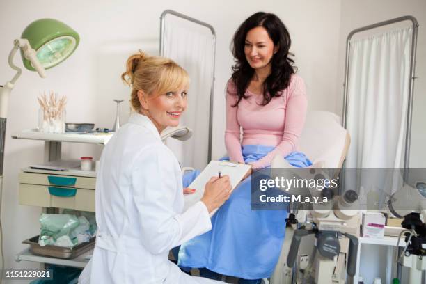 frau im gespräch mit einem gynäkologen - gynäkologe stock-fotos und bilder