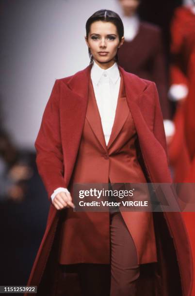 Heather Stewart Whyte walks the runway at the Lanvin Ready to Wear Fall/Winter 1993-1994 fashion show during the Paris Fashion Week in March, 1993 in...