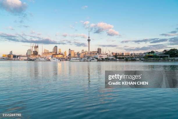 auckland cityscape with beautiful cloud - auckland stockfoto's en -beelden