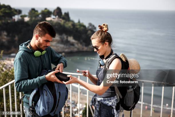 los excursionistas que establecen música en el altavoz bluetooth y el teléfono inteligente - bluetooth fotografías e imágenes de stock