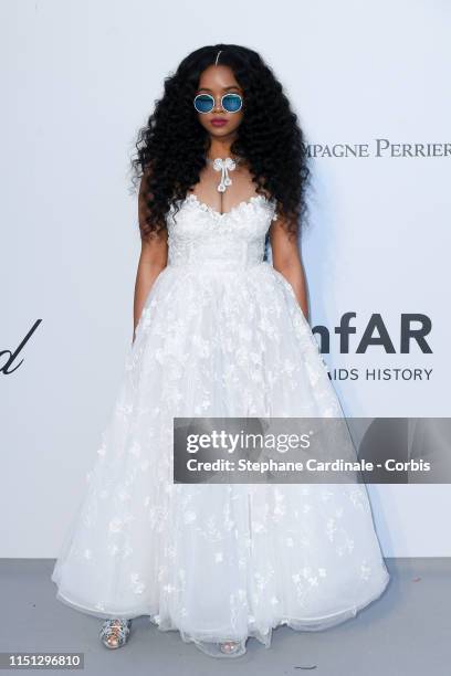 Sinher H.E.R attends the amfAR Cannes Gala 2019>> at Hotel du Cap-Eden-Roc on May 23, 2019 in Cap d'Antibes, France.