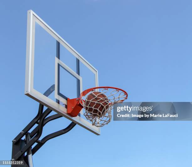 basketball inside hoop - tiro libre encestar fotografías e imágenes de stock