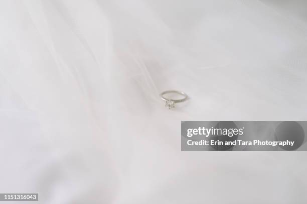 wedding ring in veil - schleier stock-fotos und bilder