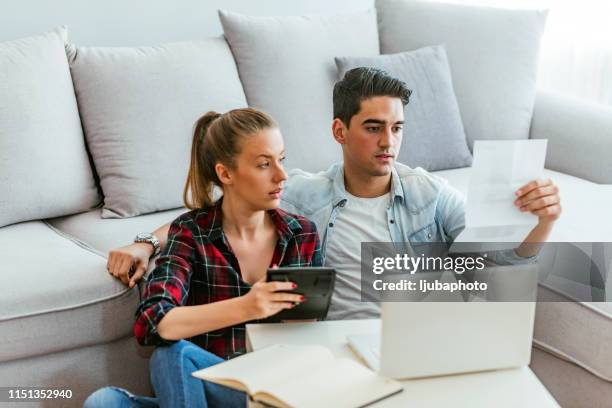 ellos creen en mantener un registro de todos sus gastos - archivar documentos fotografías e imágenes de stock