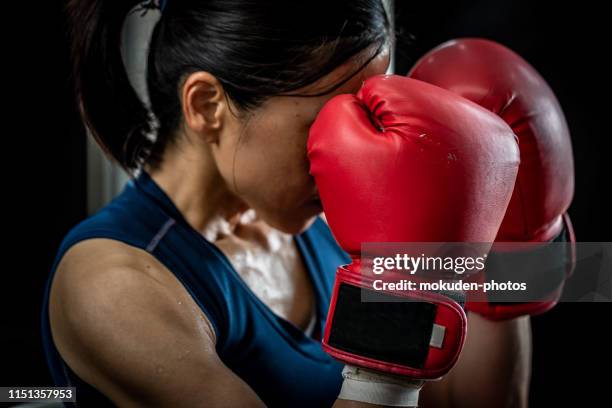 女子拳擊手在健身房訓練 - womens boxing 個照片及圖片檔