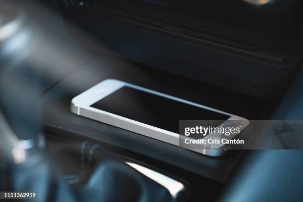 smartphone charging wireless in car - wireless charging stock-fotos und bilder