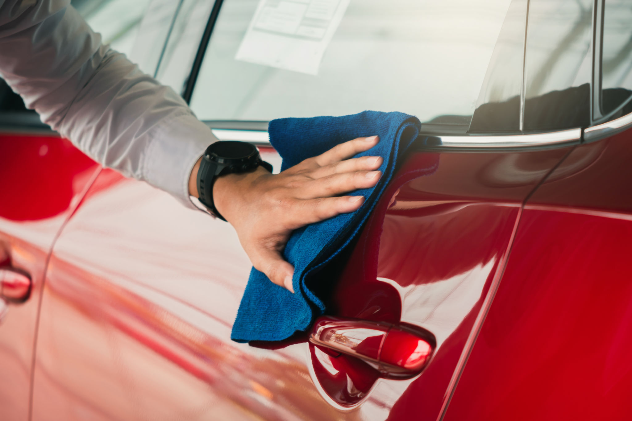 Man asiatische Inspektion und Reinigung Ausrüstung Autowäsche Mit rotem Auto Für die Reinigung der Qualität zu den Kunden auf dem Parkplatz Showroom des Service-Transport Automobil-Transport Automobil-Transport Image. Man asiatische Inspektion und Reinigung Ausrüstung Autowäsche Mit rotem Auto Für die Reinigung der Qualität zu den Kunden auf dem Parkplatz Showroom des Service-Transport Automobil-Transport Automobil-Transport Image.