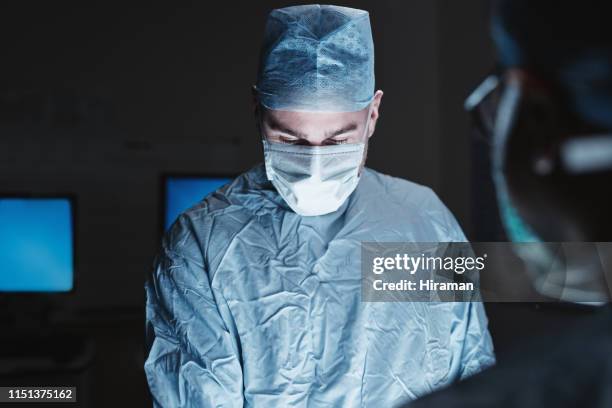 umgang mit krankheit kopf auf - chirurgenkappe stock-fotos und bilder