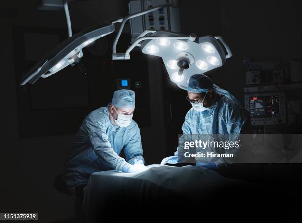 getting hands on providing excellent healthcare - operating table stock pictures, royalty-free photos & images