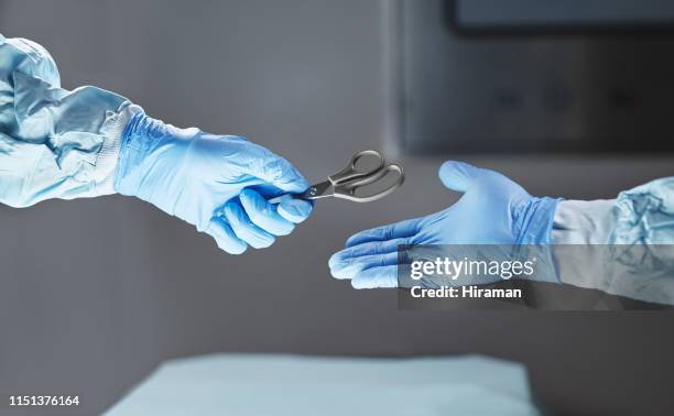 spezialisiert auf modernste chirurgie - glove stock-fotos und bilder