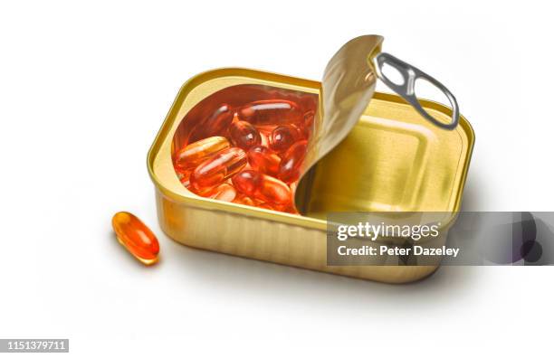 cod liver oil capsules in sardine tin - fish oil stockfoto's en -beelden