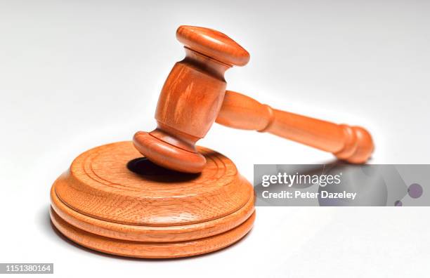 judge's/auctioneer's wooden gavel - sentencing fotografías e imágenes de stock