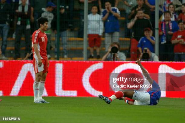 Football: France - China 3-1 in France on June 07, 2006 - Djibril Cisse injured.