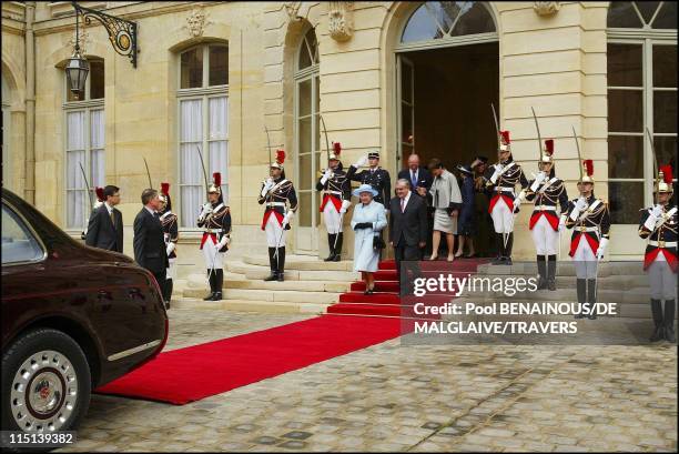 Prime minister Jean Pierre Raffarin receives Queen Elizabeth II in Matignon in Paris, France on April 06, 2004 - Bernainous De Malglaive...