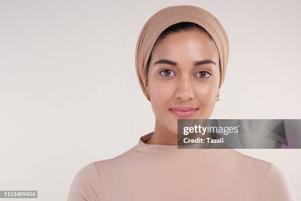 真っ直ぐな顔と自信 - arab woman fashion ストックフォトと画像