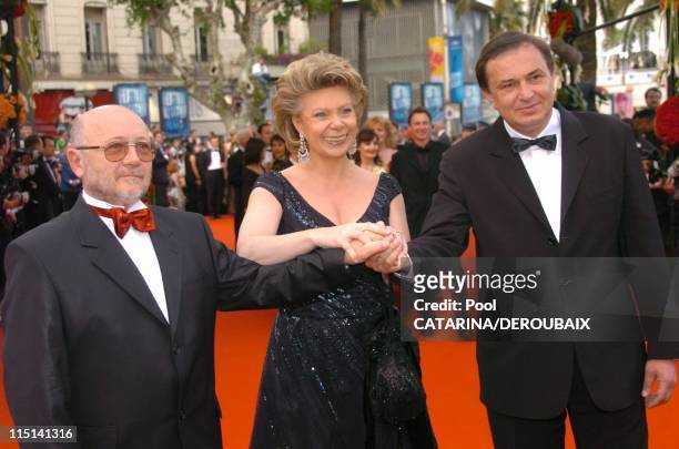 57th Cannes Film Festival : Stairs of "Zivot je cudo" in Cannes, France on May 14, 2004 - Bosnian Culture Minister Gravrilo Grahovac , Viviane Reding...