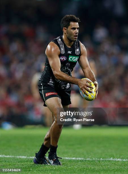 Daniel Wells of the Magpies looks upfield during the round 10 AFL match between the Sydney Swans and the Collingwood Magpies at the Sydney Cricket...